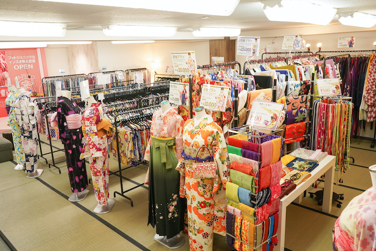 修学旅行で人気の京都の着物レンタル店