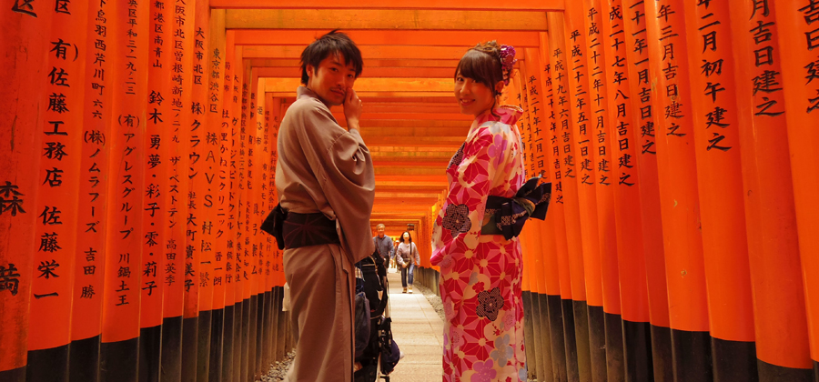 浴衣を着て歩く京都の伏見稲荷