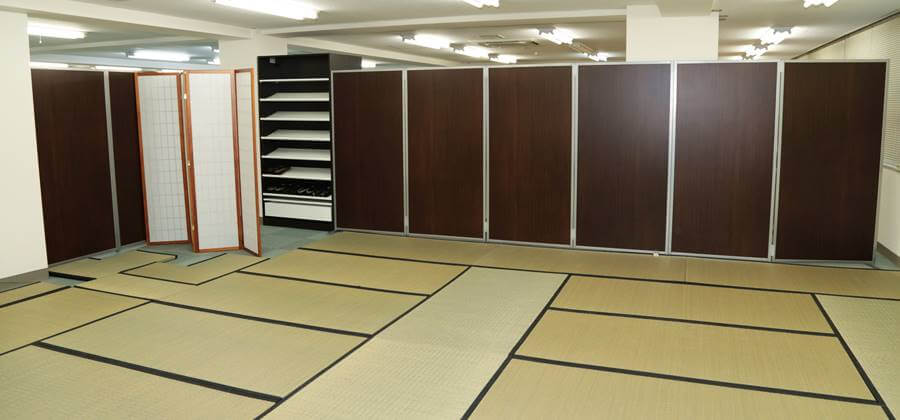 京あるきでは広い畳のお座敷で着付けを行います