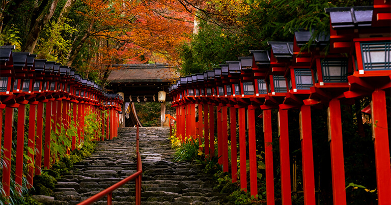 着物レンタルして見に行く京都・貴船神社の紅葉